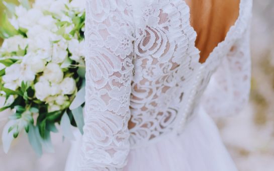 Le dos d'une robe de mariée