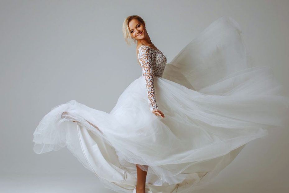 Une femme avec une robe de mariée blanche