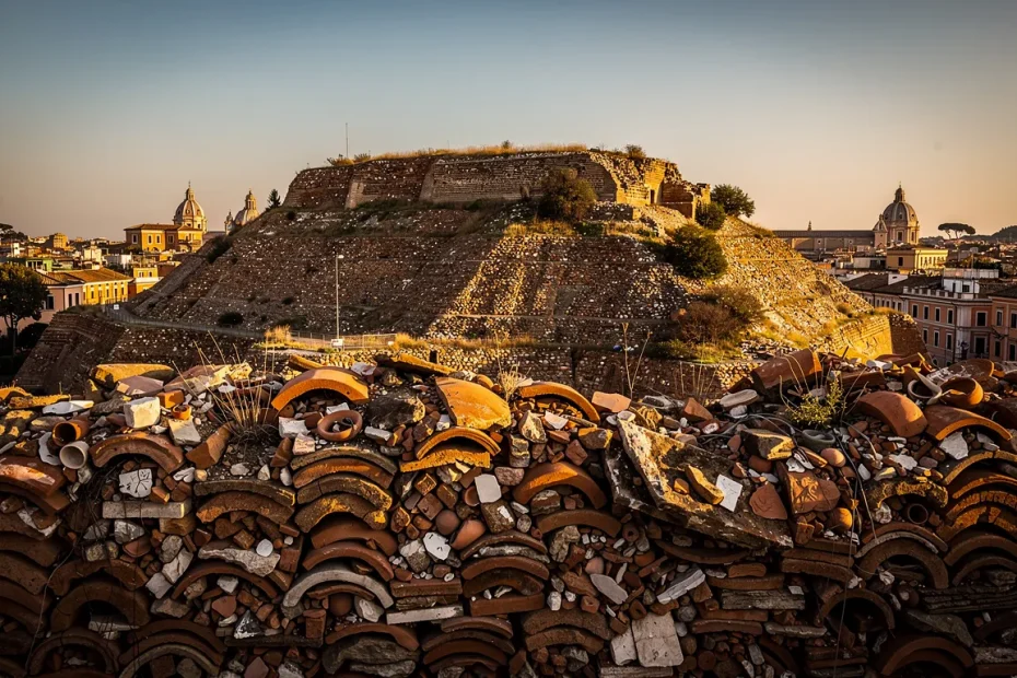 Le mont Testaccio formé de milliers de tessons d’amphores s’élève sous la lumière dorée au-dessus du paysage romain.