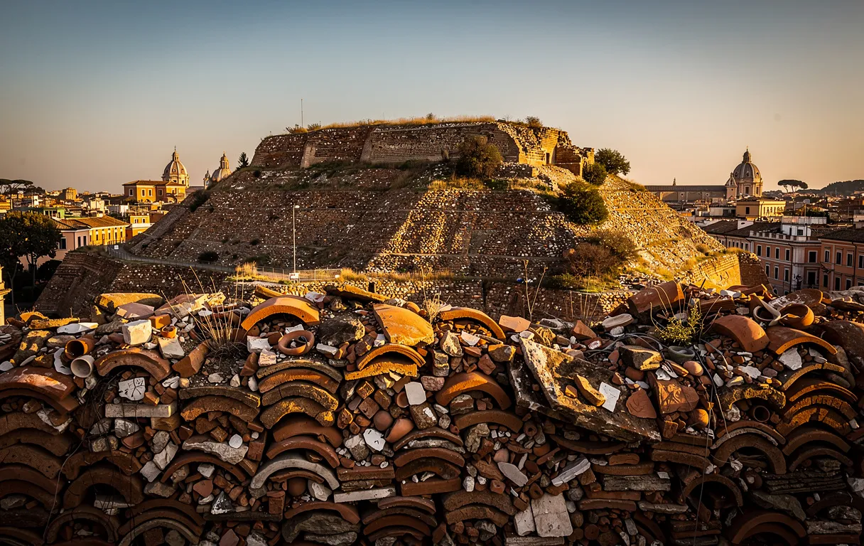 Le mont Testaccio formé de milliers de tessons d’amphores s’élève sous la lumière dorée au-dessus du paysage romain.