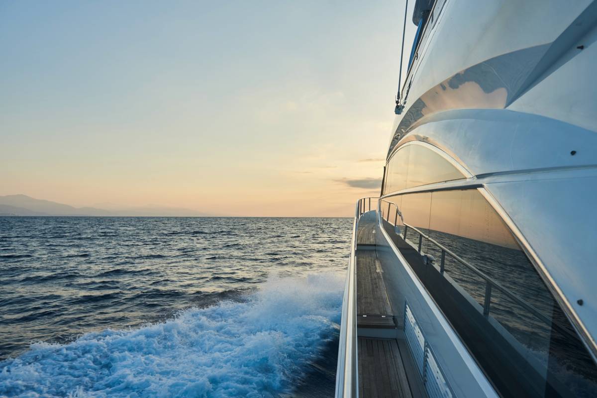 Explorez les confins du monde à bord d’un yacht intimiste