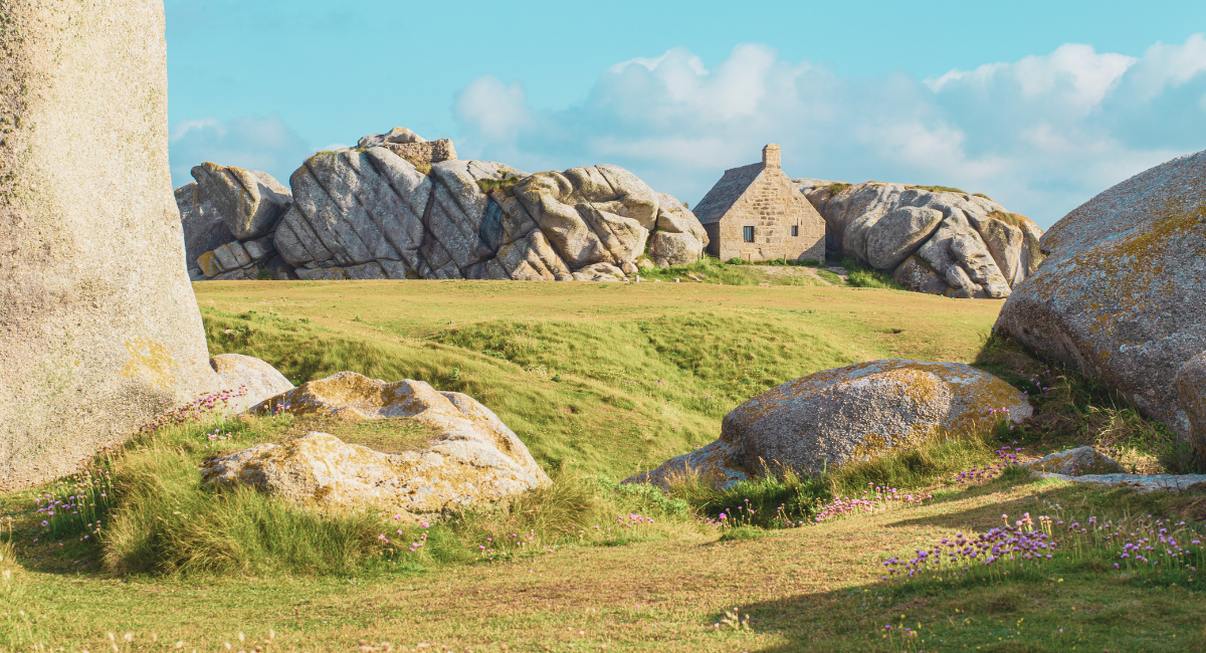 Maison de pierre nichee parmi les rochers de granit sur la cote atlantique